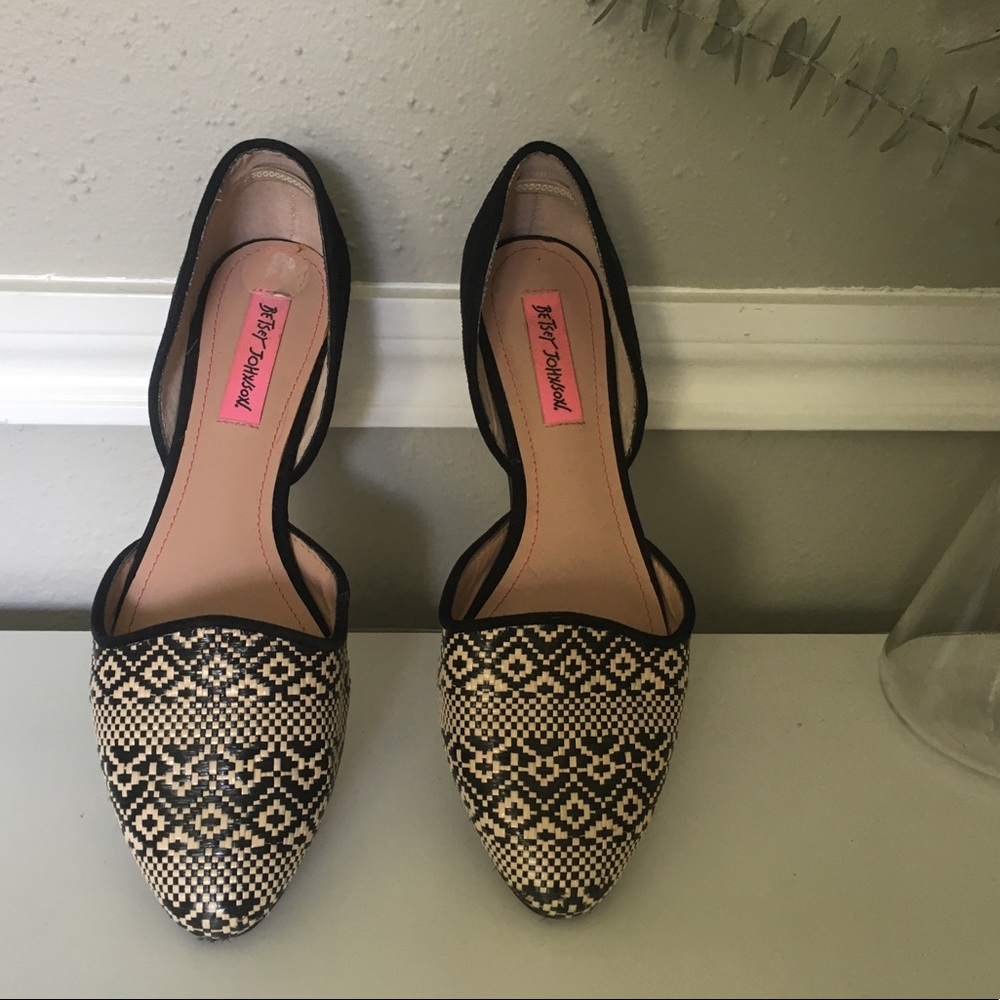 Betsey Johnson black & white patterned flat size 8